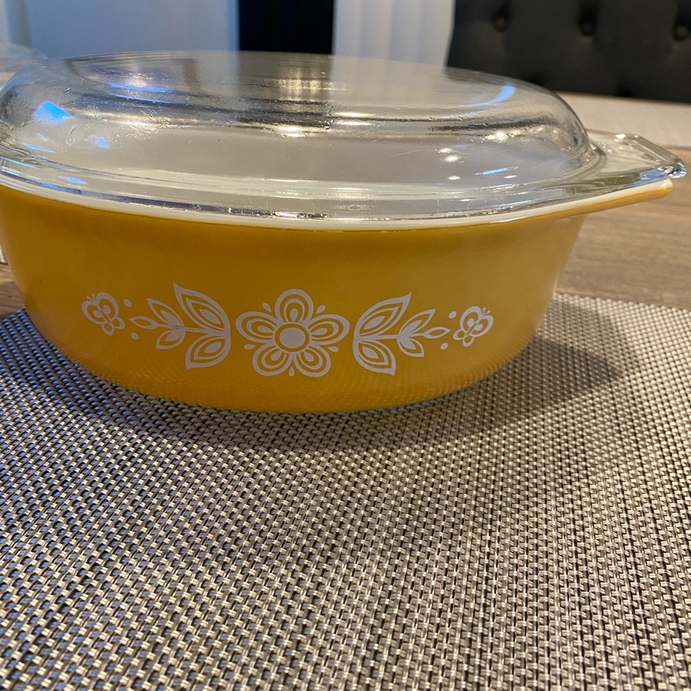 3 beautiful pieces of Pyrex with lids